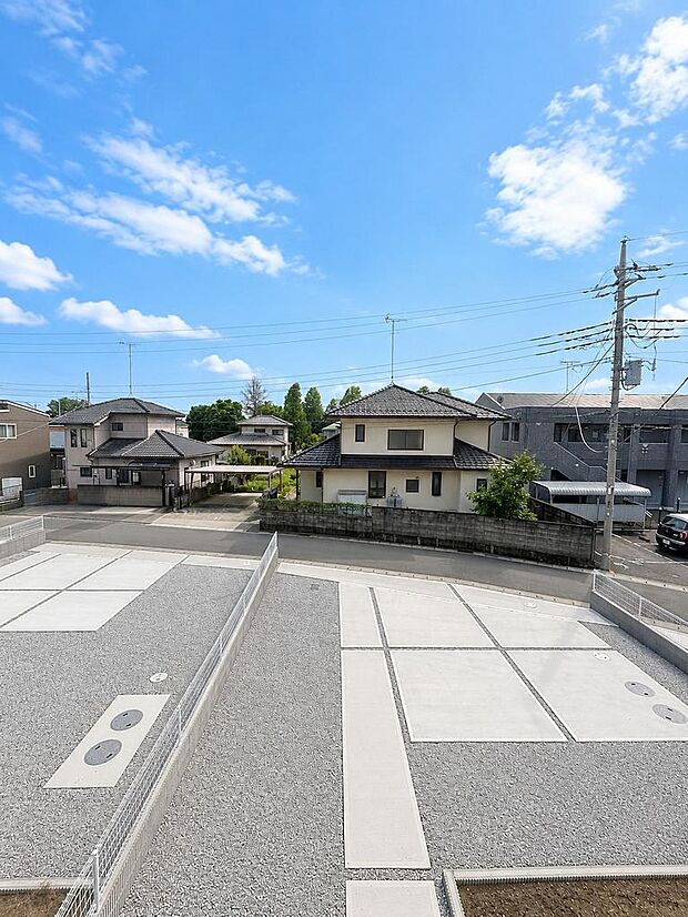2号棟 駐車スペースを確保した区画。ご家族の車や来客時にも対応しやすい住まいです。