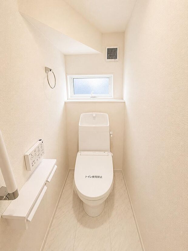 温水洗浄便座付きトイレを採用。毎日使う場所だからこそ快適性に配慮されています。