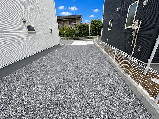 建物まわりのスペースを確認しやすい画像。外用品置き場や庭作業にも便利です。