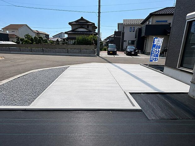 駐車スペースを確保した区画。ご家族の車や来客時にも対応しやすい住まいです。