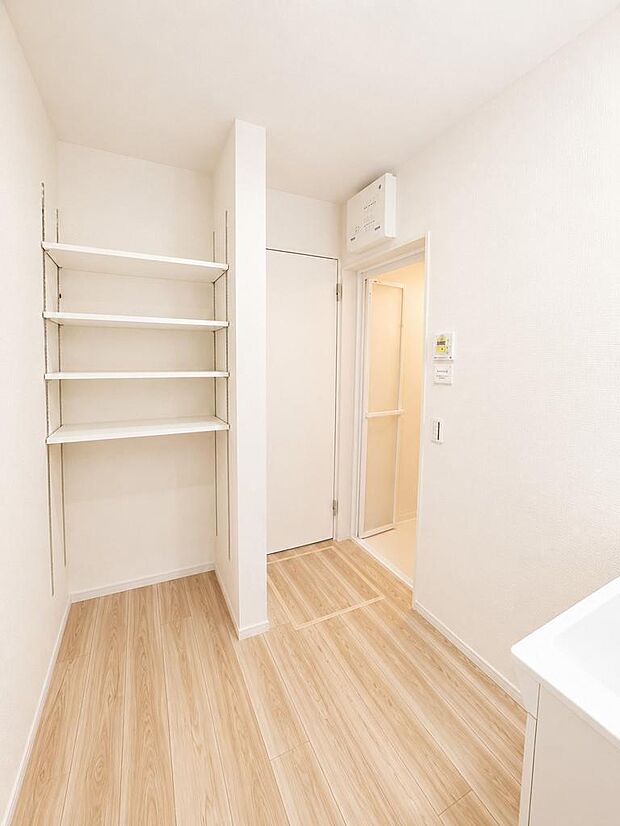洗面所にもあると嬉しい収納棚つきです。
