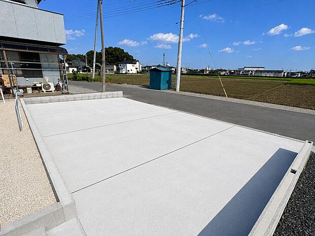 駐車スペースを確保した区画。ご家族の車や来客時にも対応しやすい住まいです。