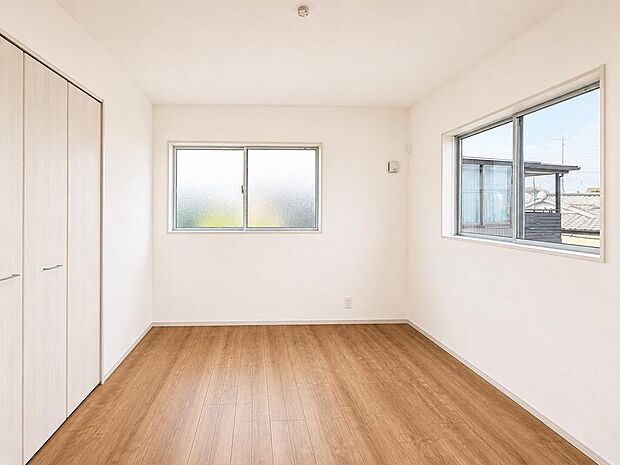 採光に配慮した洋室。寝室や趣味部屋など、暮らしに合わせて使いやすい空間です。