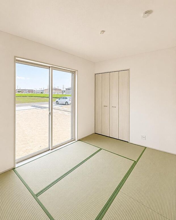 洋室6帖畳敷きの居室。くつろぎやお昼寝など、多目的に使いやすい空間です