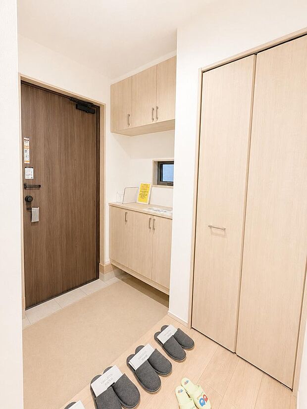 3号棟 玄関は収納を備えた使いやすい空間。靴や外出用品を整理しやすい設計です。