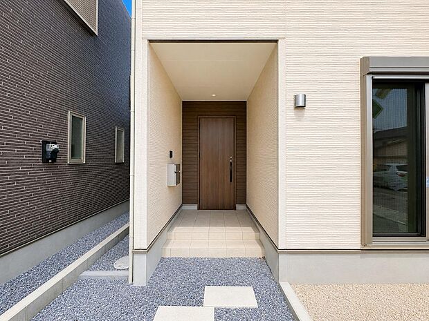 3号棟の玄関前スペース。来客時や荷物の出し入れにも使いやすい入口です。