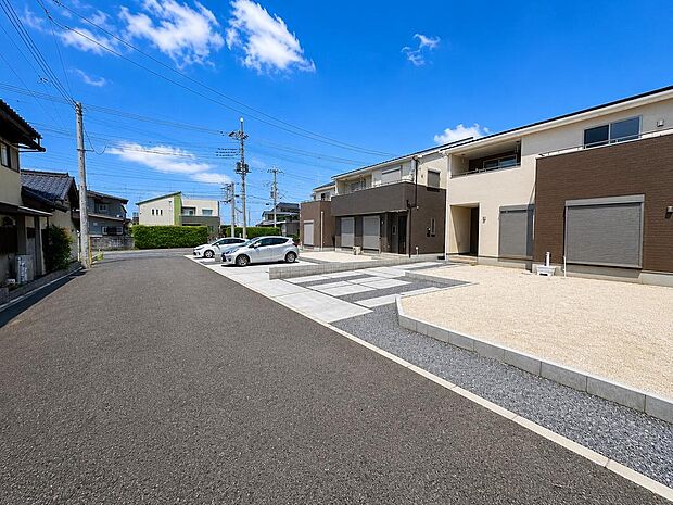 3号棟の前面道路を含む現地写真。車の出入りや周辺環境を確認しやすい画像です。