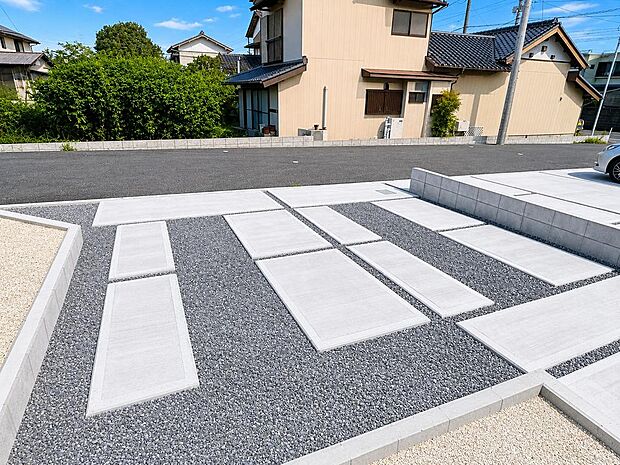 3号棟の駐車スペース。車の出入りがしやすく、日々の通勤や買い物にも便利です。