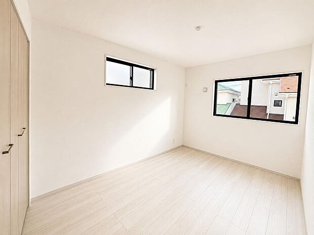 2号棟の洋室は寝室や子ども部屋として使いやすく、家具配置を考えやすい空間です。