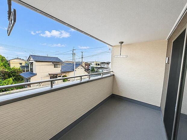 2号棟バルコニーを複数配置。洗濯物干しや布団干しを使い分けしやすい住まいです
