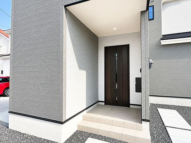 2号棟の玄関前スペース。来客時や荷物の出し入れにも使いやすい入口です
