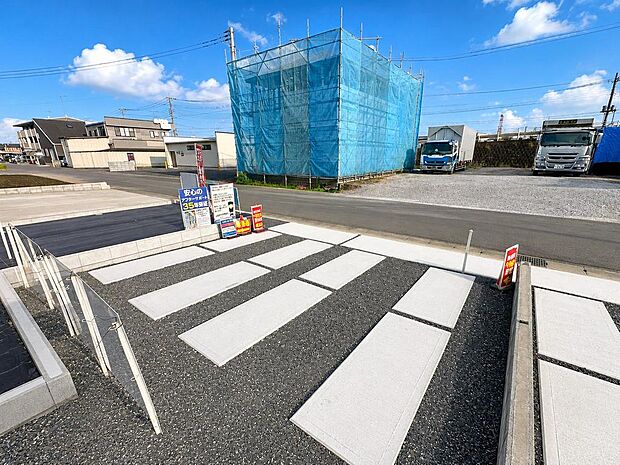 7号棟の駐車スペース。車の出入りがしやすく、日々の通勤や買い物にも便利です。