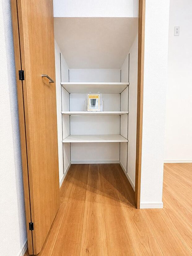2号棟 リビング収納 掃除道具や日用品を使う場所の近くに片付けられます。