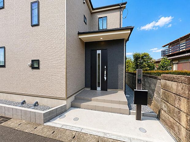 住まいの入口となる玄関まわり。駐車場からの動線にも配慮されています。
