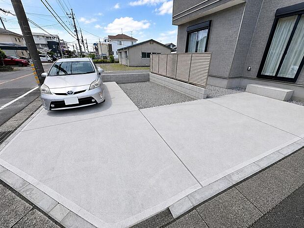 車の出入りがしやすい駐車スペース。通勤や買い物など日々の移動に便利です。