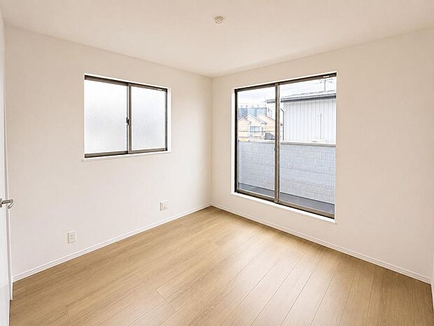 寝室として使いやすい洋室。採光にも配慮され、落ち着いて過ごせる空間です。