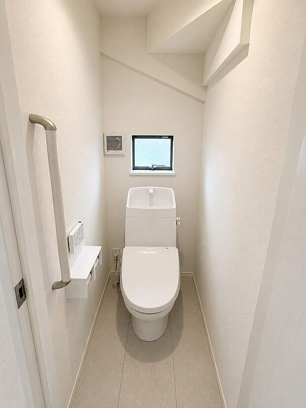 温水洗浄便座付きトイレを採用。毎日使う場所だからこそ快適性に配慮されています。
