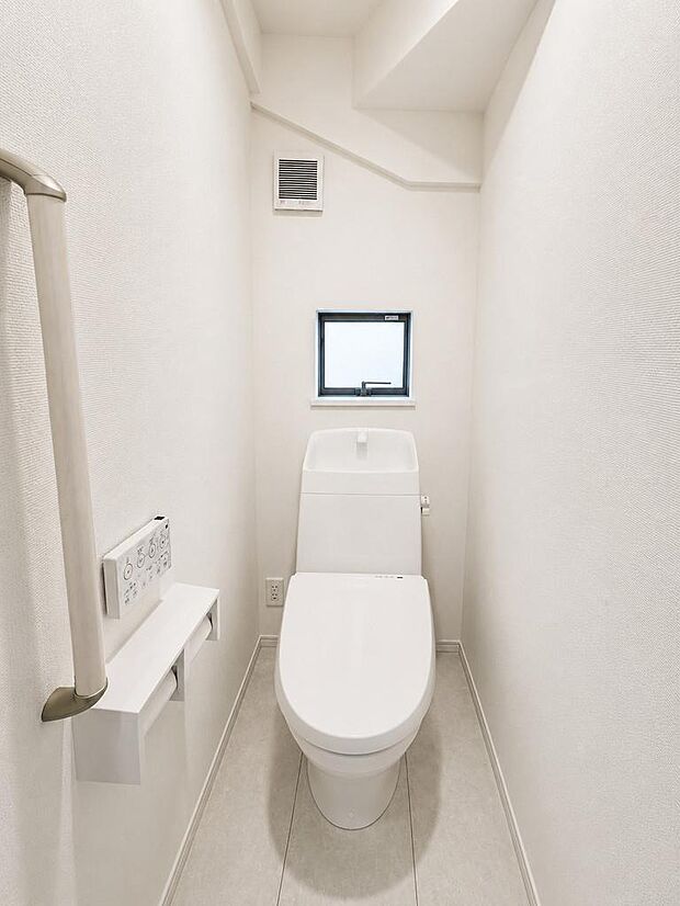温水洗浄便座付きトイレを採用。毎日使う場所だからこそ快適性に配慮されています。