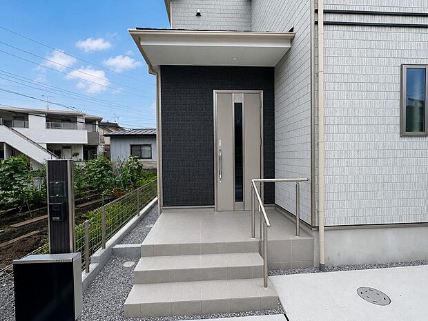 玄関前スペースを確保。来客時や荷物の出し入れにも使いやすい入口です。