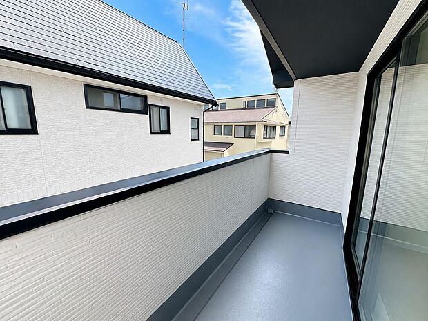 2面バルコニーを備えた住まい。洗濯物干しや布団干しを使い分けできます。