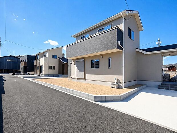 1号棟　落ち着いたデザイン、敷地内広々駐車スペース