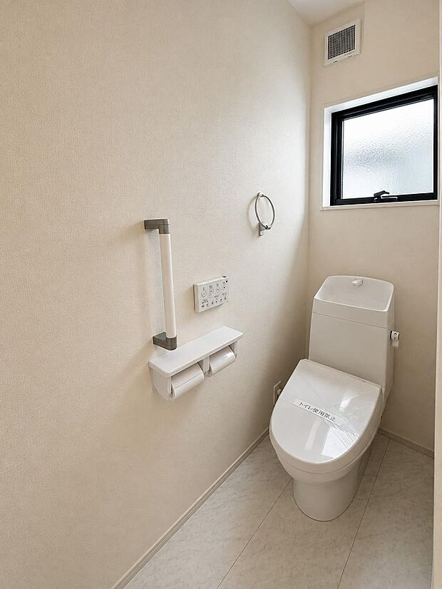 温水洗浄便座付きトイレを採用。毎日使う場所だからこそ快適性に配慮されています。