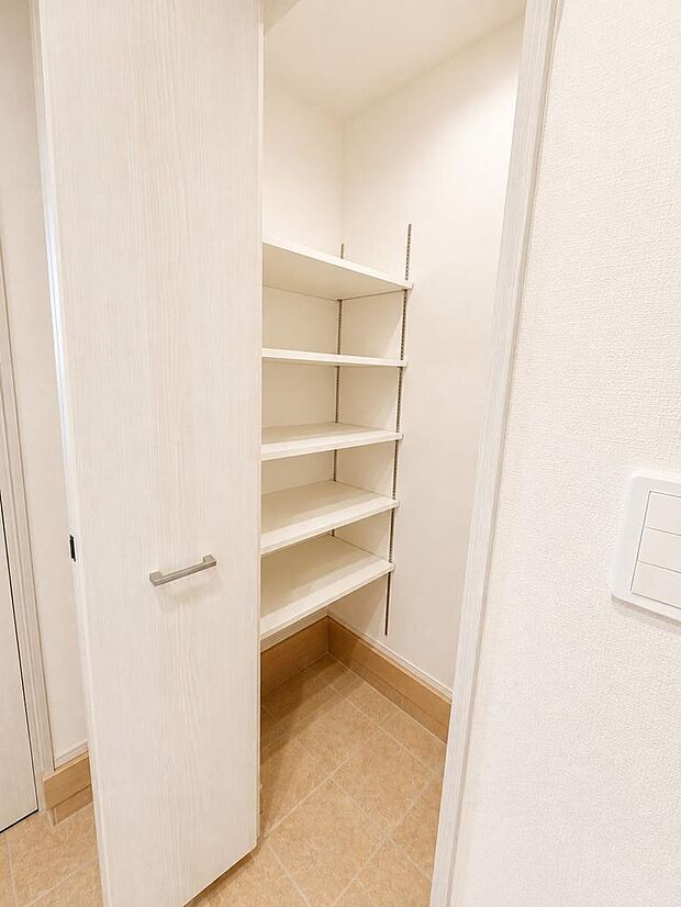 収納スペースを備えた住まい。日用品や荷物を整理しやすく暮らしを支えます。