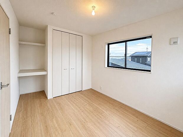 収納付きの洋室。家具配置を考えやすく、寝室や子ども部屋として使えます。