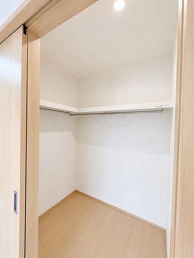 収納力のあるウォークインクローゼット。住空間をすっきり保ちやすい便利なスペースです。