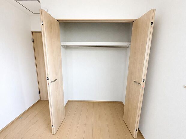 クローゼット付きの洋室。衣類や学用品を片付けやすい収納計画です。