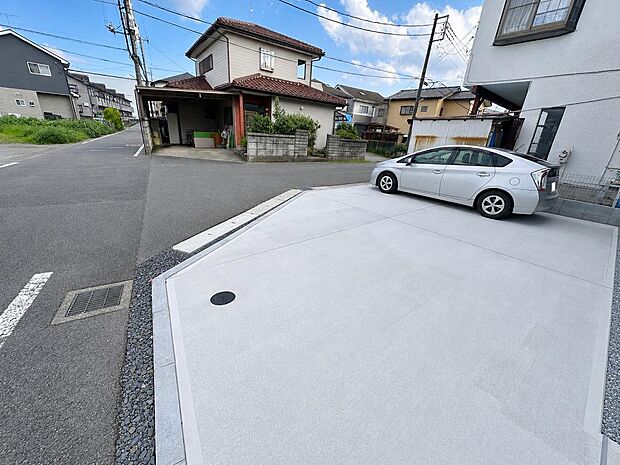 車の出し入れがしやすい駐車スペース。ゆとりある敷地で日々の暮らしを快適に支えます。