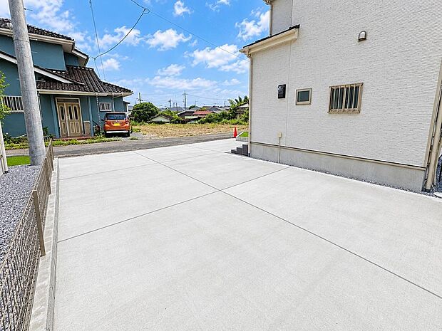 B号棟 広い駐車スペース。ご家族の車や来客時にも対応しやすい住まいです。