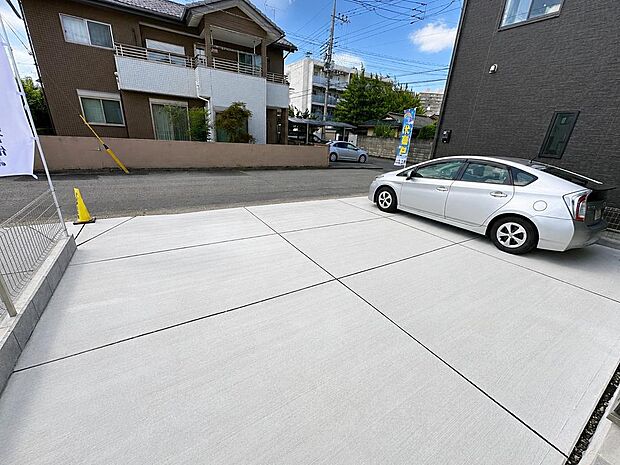 B号棟　車の出入りがしやすい駐車スペース。通勤や買い物など日々の移動に便利です。