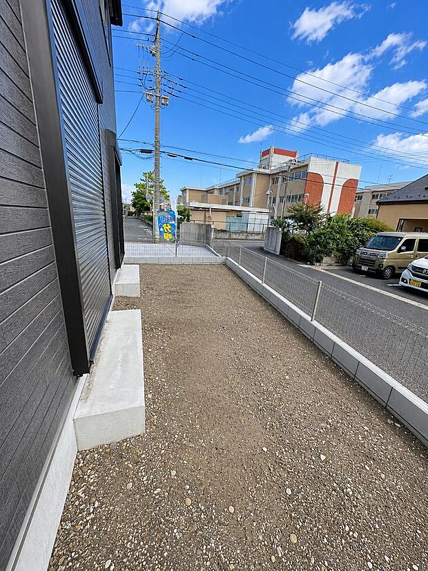 B号棟　建物横に屋外スペースを確保。外用品置き場や庭作業スペースとしても活用できます。