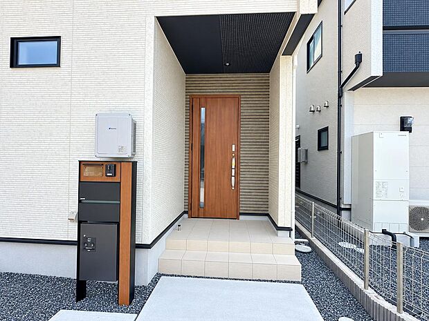 屋根付きの玄関まわり。雨の日の出入りにも配慮された、使いやすい入口です。