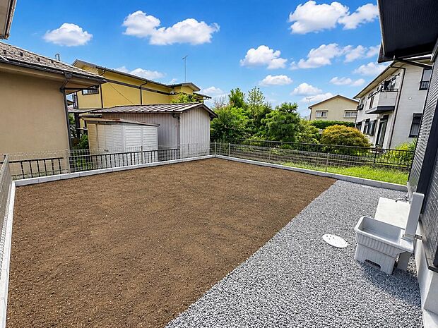 6号棟　広いお庭。外用品置き場や庭作業スペースとしても活用できます。