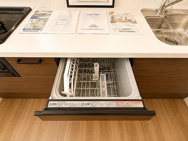 1号棟 食器乾燥機を備えたキッチン設備。忙しい毎日の片付けをスムーズに支えます。