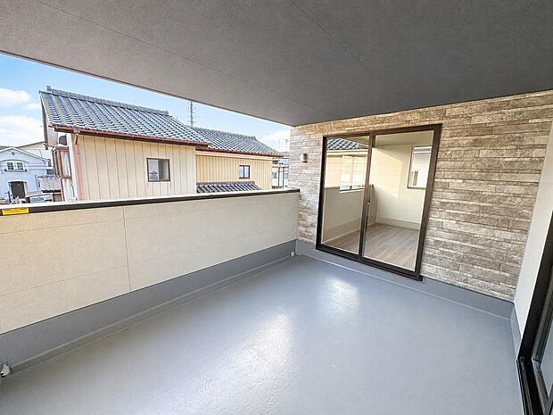 2号棟 屋根のあるバルコニー。急な雨にも対応しやすく、洗濯物干しに便利です。