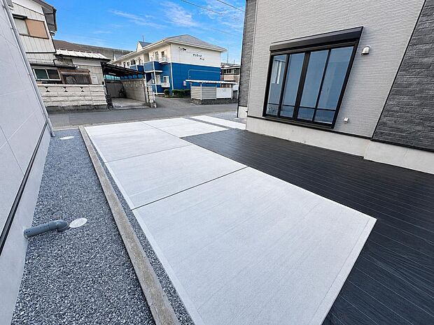 1号棟 広々駐車スペース。ご家族の車や来客時にも対応しやすい住まいです。