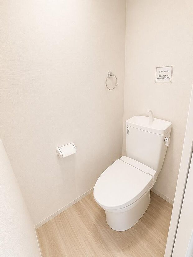 温水洗浄便座付きトイレを採用。毎日使う場所だからこそ快適性に配慮されています。