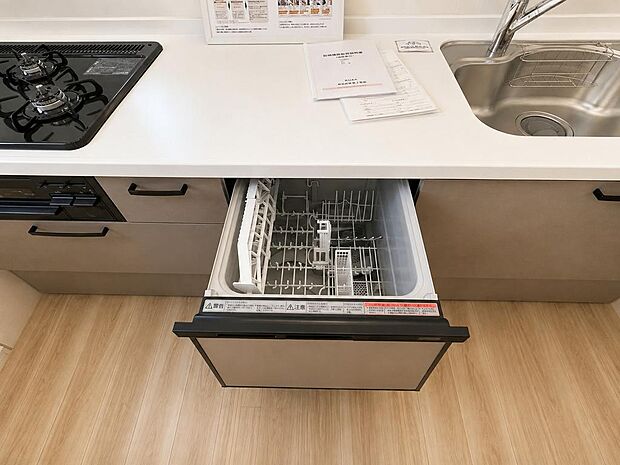 キッチンに食器乾燥機を搭載。洗い物の手間を減らし、日々の家事をサポートします。