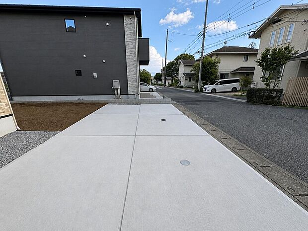 駐車スペースを確保した区画。ご家族の車や来客時にも対応しやすい住まいです。
