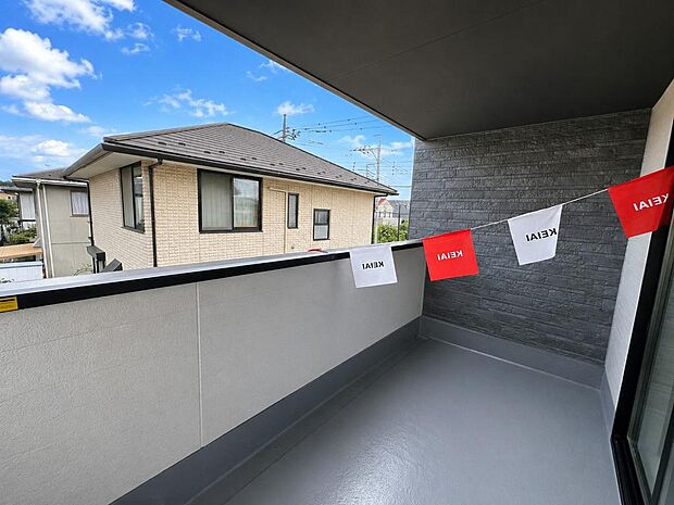 屋根のあるバルコニー。急な雨にも対応しやすく、洗濯物干しに便利です。