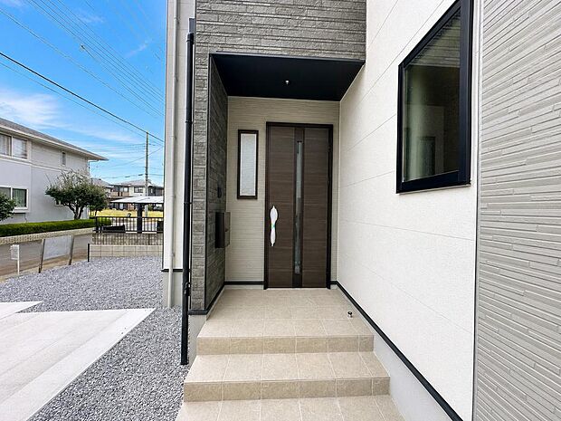 屋根付きの玄関まわり。雨の日の出入りや荷物の受け取りもしやすい設計です。