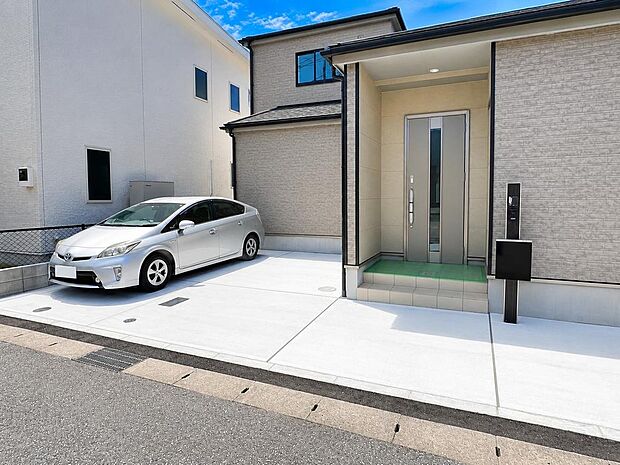 駐車スペースから玄関までの動線が分かりやすい住まい。毎日の出入りもスムーズです