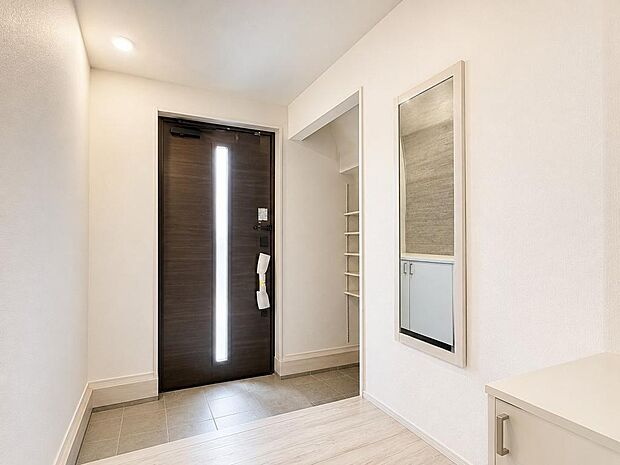 住まいの入口となる玄関。外出や帰宅の動線をスムーズに支えます。