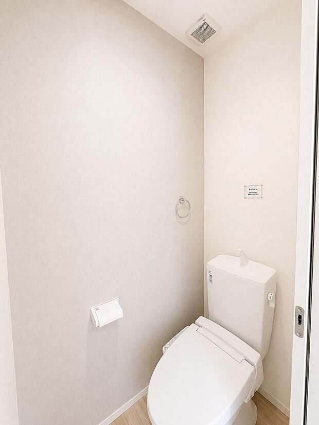 清潔に保ちやすいトイレ空間。毎日の使いやすさに配慮されています。