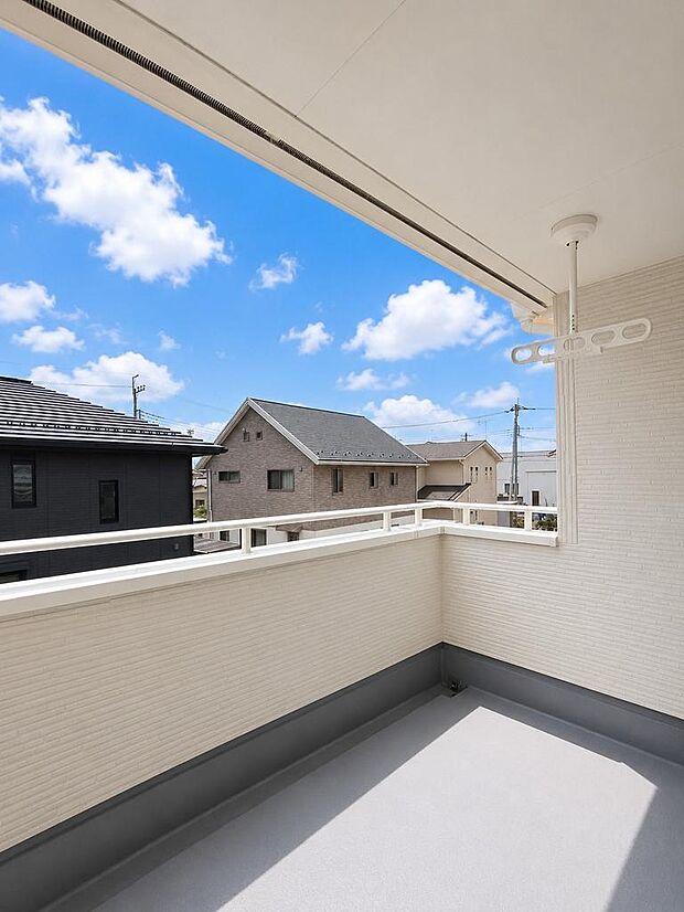 屋根のあるバルコニー。急な雨にも対応しやすく、洗濯物干しに便利です。