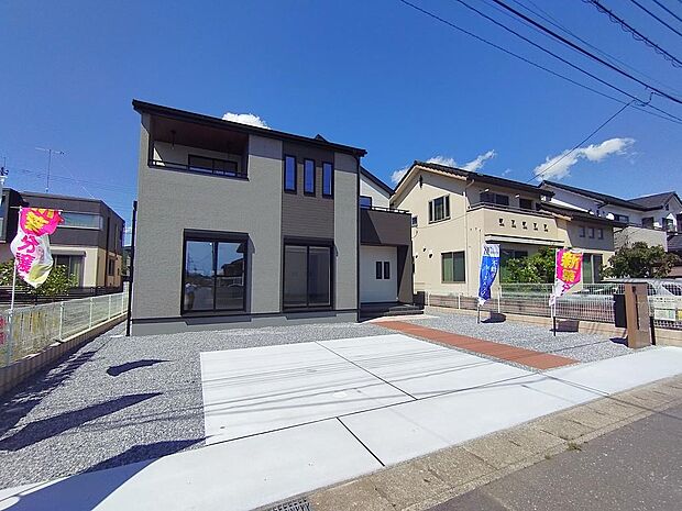 駐車スペースを備え、車利用の多いご家庭にも使いやすい住まいです。