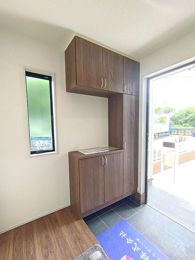 玄関収納を備えた使いやすい空間。靴や外出用品を整理しやすい設計です。